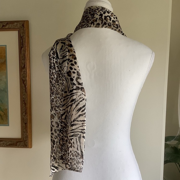 Jaclyn Smith Animal Print Rectangular Scarf - Picture 7 of 13